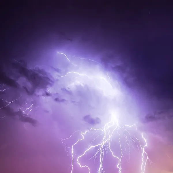 Молния в фиолетовый sky — стоковое фото