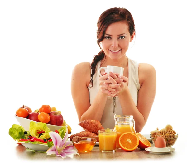 Молодая женщина, завтракающая. сбалансированная диета — стоковое фото