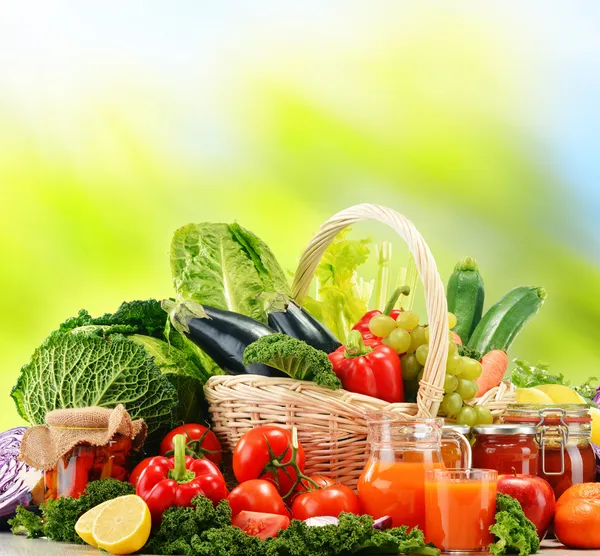 Сбалансированная диета, основанная на сырые органические овощи — стоковое фото