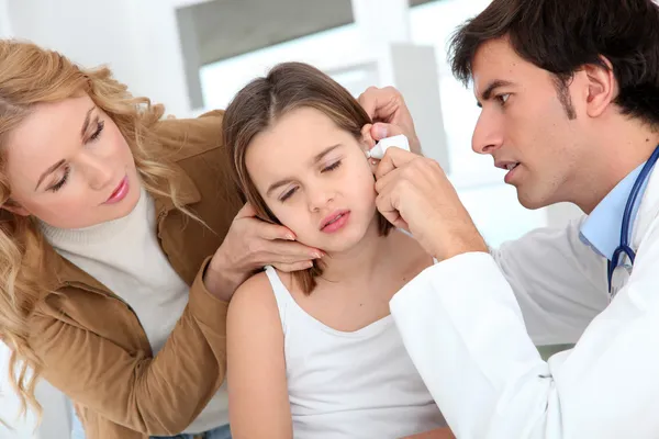 Доктор, осматривающий ухо маленькой девочки — стоковое фото