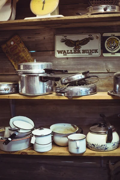 Античный кастрюли и сковородки — стоковое фото