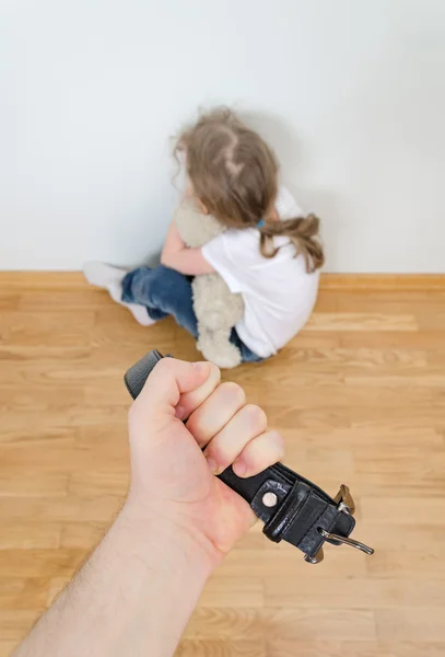 Маленькая девочка плачет в углу. понятие бытового насилия — стоковое фото