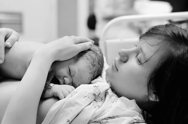 Женщина с новорожденного сразу после родов — стоковое фото