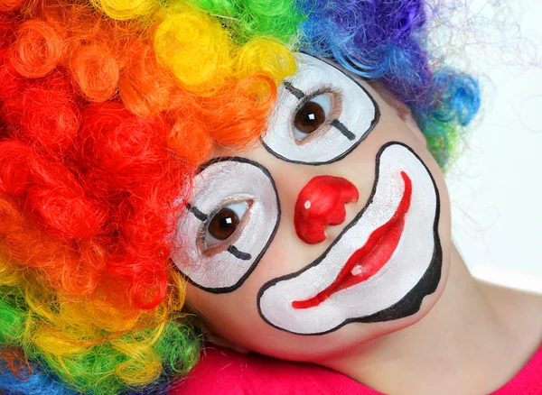 Красивая девушка с лицом живописи клоуна — стоковое фото