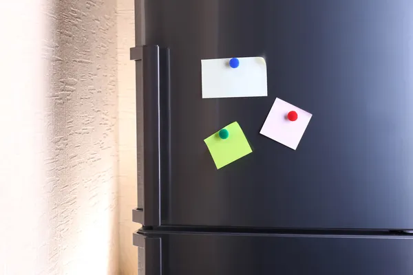 Пустые листы на двери Холодильник — стоковое фото