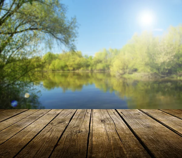 Весна озеро фон с пустой таблицей — стоковое фото