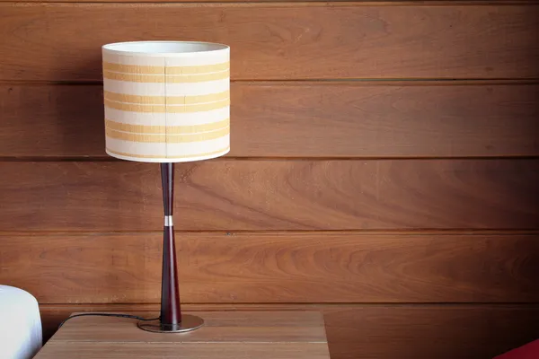 Настольная лампа на спальне — стоковое фото