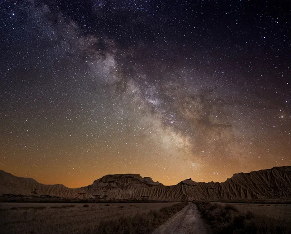Млечный путь над пустыней — стоковое фото