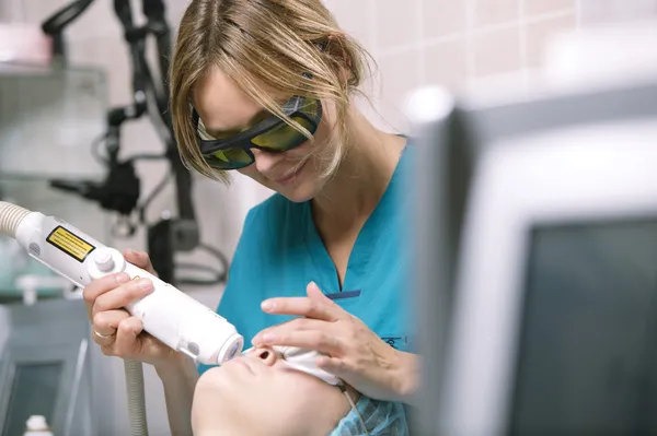 Женщина, имеющая лазерное лечение кожи — стоковое фото