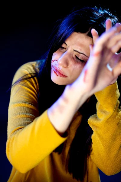 Отчаянная женщина, прося о помощи после насилия и изнасилования — стоковое фото
