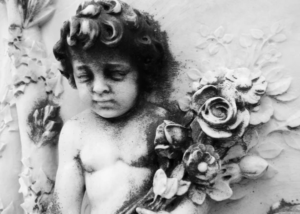 Кладбище Ангел с букетом цветов, Монументальное кладбище s — стоковое фото