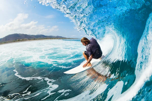 Серфингист на синей океанской волне — стоковое фото