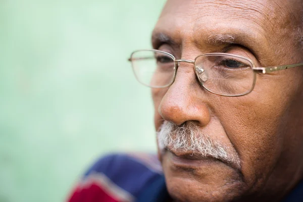 Беспокоит старший афро-американских человек с очки — стоковое фото