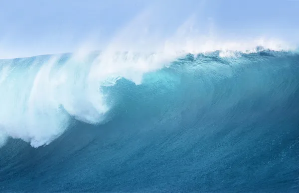 Большой синий серфинг волны — стоковое фото
