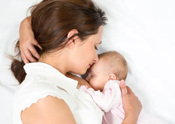 Счастливая мать грудного вскармливания младенца младенца — стоковое фото