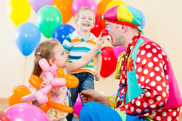 Счастливые дети и клоун на день рождения — стоковое фото