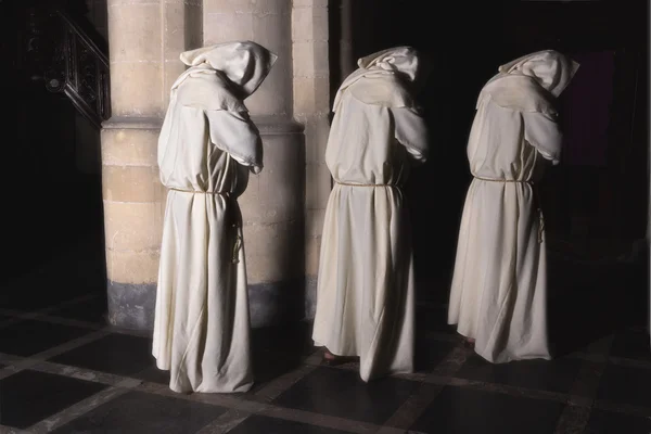 Монахи в темноте — стоковое фото