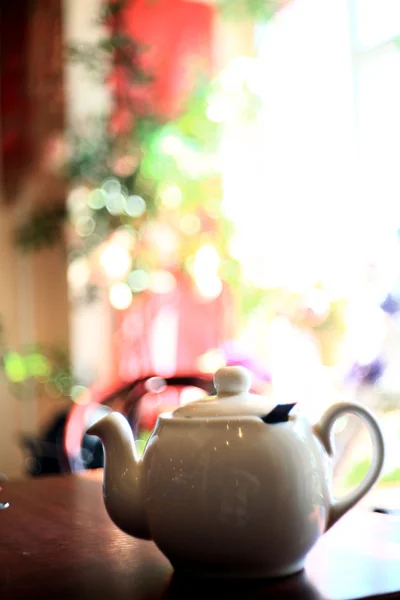 Чайник крупным планом с цветными размытым фоном — стоковое фото