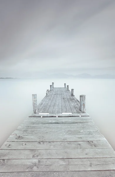 Деревянный причал на озере в пасмурная и туманные настроение — стоковое фото