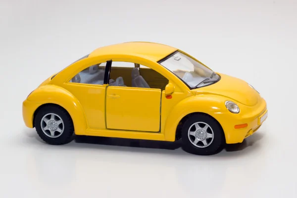 Желтый игрушечный автомобиль — стоковое фото