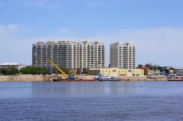 Город Благовещенск. новые жилые дома на берегу реки — стоковое фото