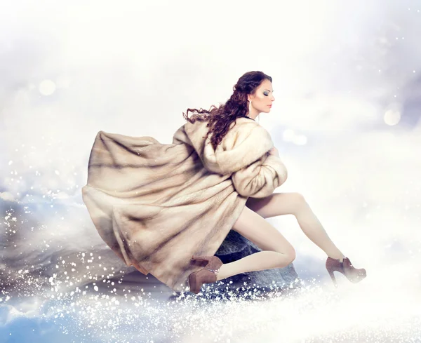 Мода красивая женщина Зима в роскоши шубу Норка — стоковое фото