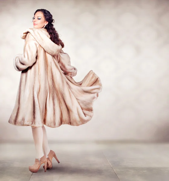 Мода красивая женщина Зима в роскоши шубу Норка — стоковое фото