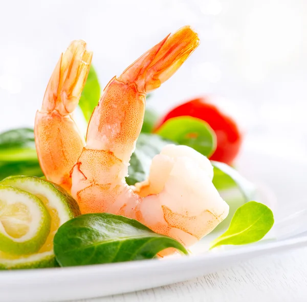 Салат креветки. здоровый салат креветок со смешанной зеленью и помидорами — стоковое фото