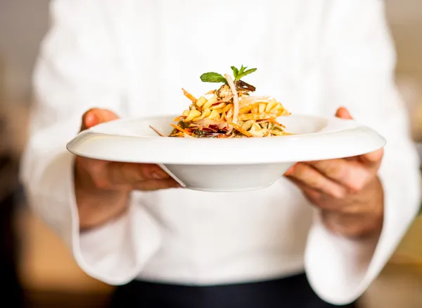 Шеф-повар предлагает вам макароны салат — стоковое фото