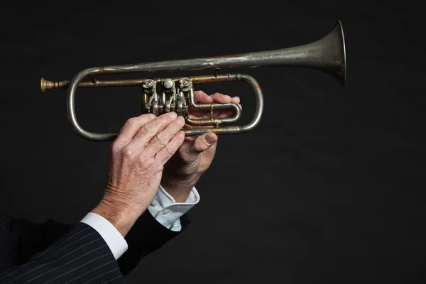 Крупным планом старший мужской руки игры труба — стоковое фото