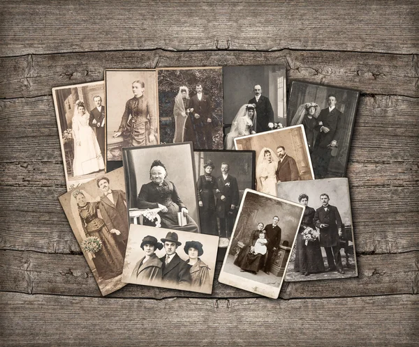 Старинные семейные фотографии на деревянном фоне — стоковое фото
