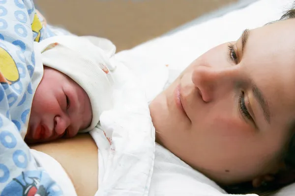 Портрет матери и только что родился ребенок — стоковое фото