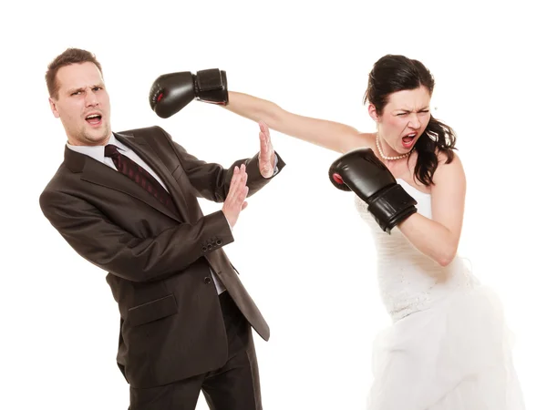 Свадебные пары. невеста жених бокс. конфликт — стоковое фото