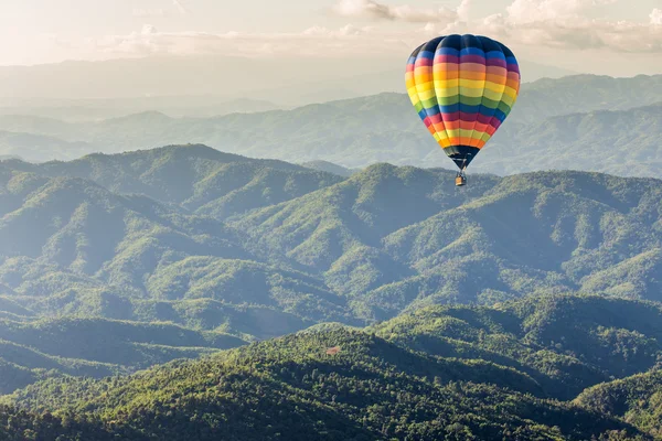 Воздушный шар над горой — стоковое фото
