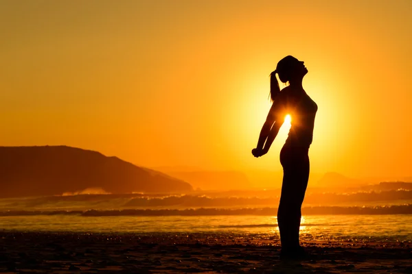Расслабляющие упражнения на пляже на закате — стоковое фото