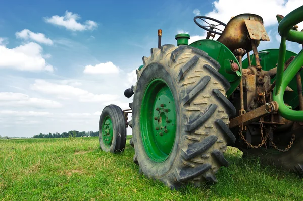 Старый зеленый трактор — стоковое фото