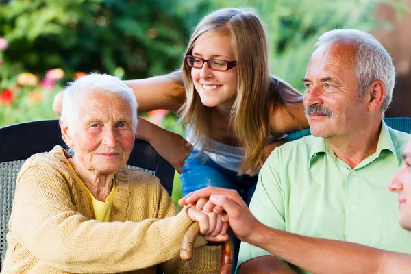 Семейные посещения больной бабушки в доме престарелых — стоковое фото