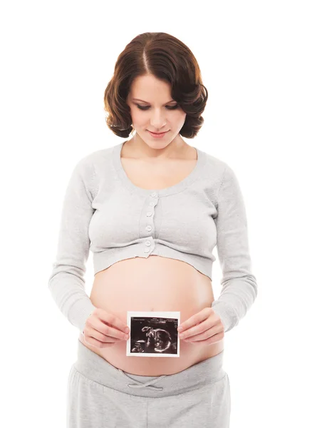 Молодая брюнетка беременная женщина, изолированные на белом фоне — стоковое фото