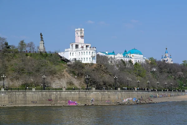 Вид с реки Амур на Хабаровск, Дальний Восток, Россия — стоковое фото