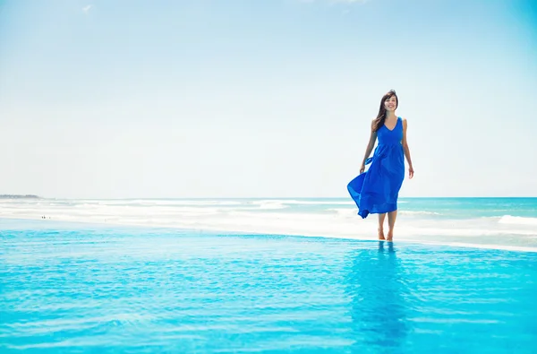 Женщина, стоя на бесконечные воды - понятие свободы — стоковое фото