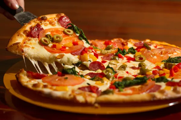 Изображение кусок пиццы — стоковое фото