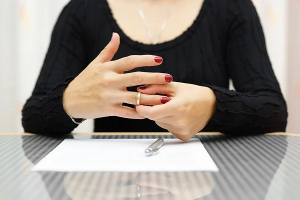 Расстаться. женщина принимает кольцо из рук — стоковое фото