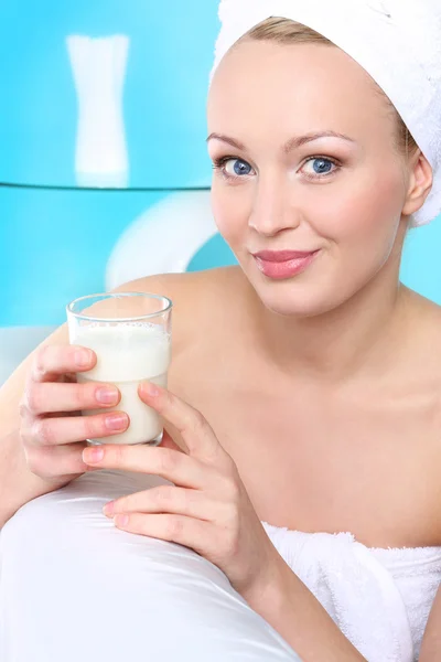Стакан молока на хороший ночной сон — стоковое фото