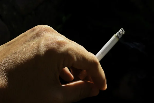 Рука курильщика — стоковое фото