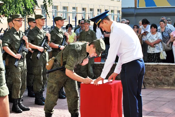 Человек в военной форме во время присяги службы в военно-воздушных сил — стоковое фото