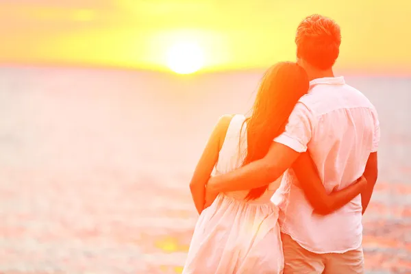 Пара романтический медовый месяц в любви на пляж закат — стоковое фото