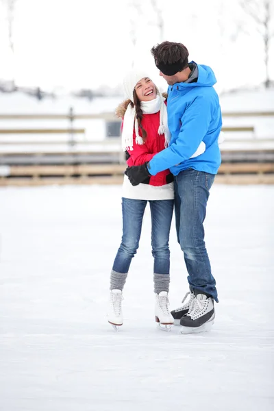 Пара на коньках на дату в любви iceskating — стоковое фото