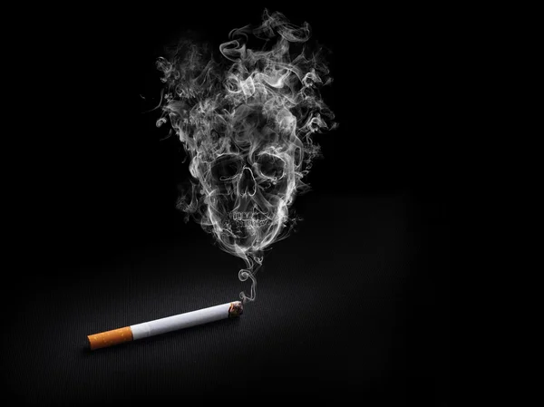 Курить сигарету — стоковое фото