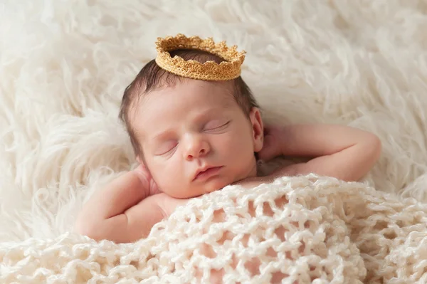 Новорожденного ребенка с короной принца — стоковое фото