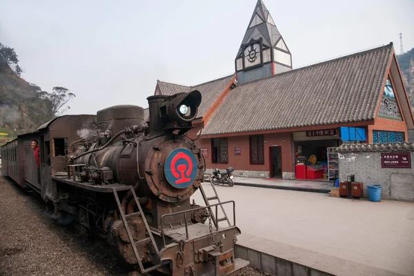 Путешествие в Лешан город, Сычуань qianwei Кайо bajiaogou маленький поезд между железнодорожной станции — стоковое фото
